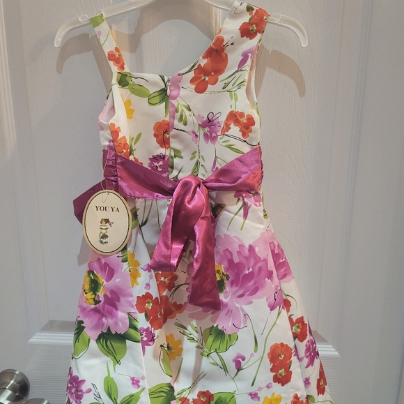 Girl Dress size 5 - Picture 2 of 6